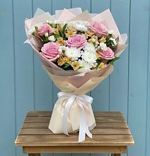 Букет цветов из:  Гвоздики, Орхидеи и Розы в Солнечном Курской области