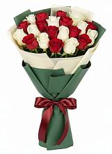 Букет Микс из красных и белых роз в Солнечном Курской области