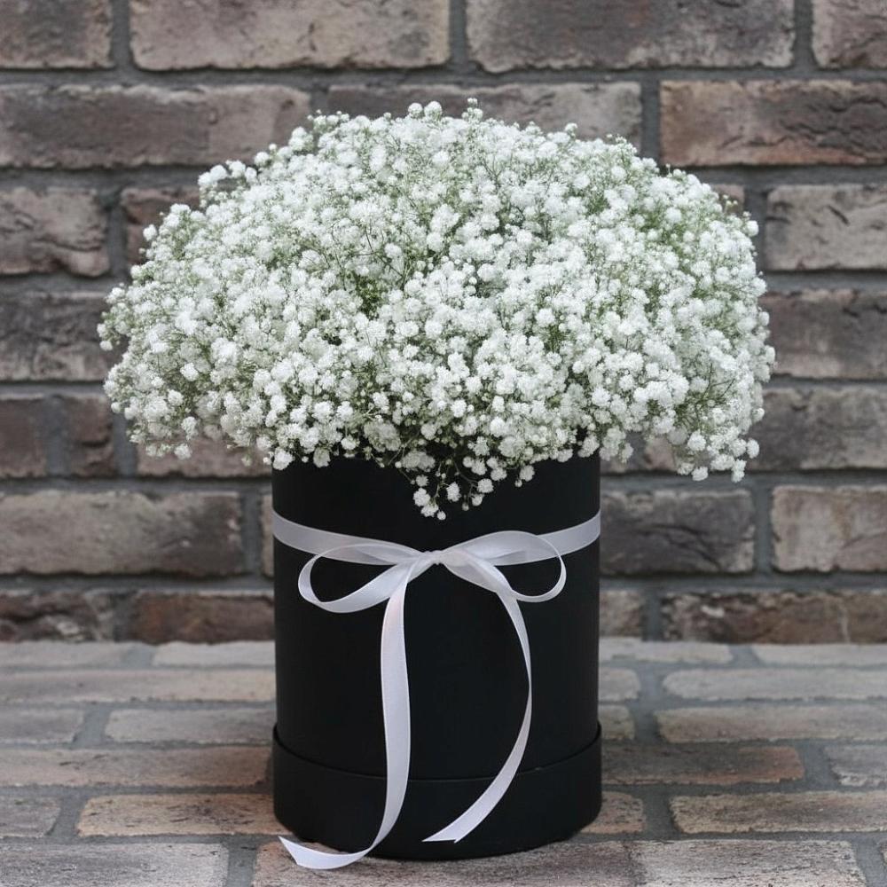 Цветочная композиция из Гипсофила в шляпной коробке в Солнечном Курской области