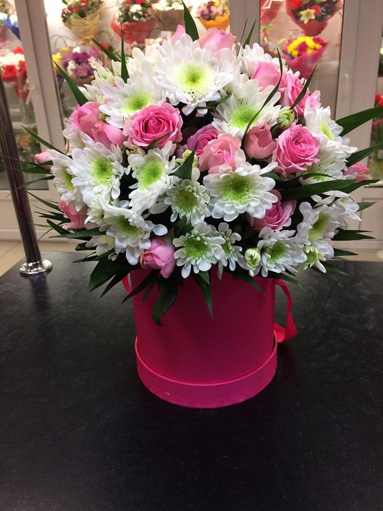 Цветочная композиция из Розы и Хризантемы в шляпной коробке в Солнечном Курской области