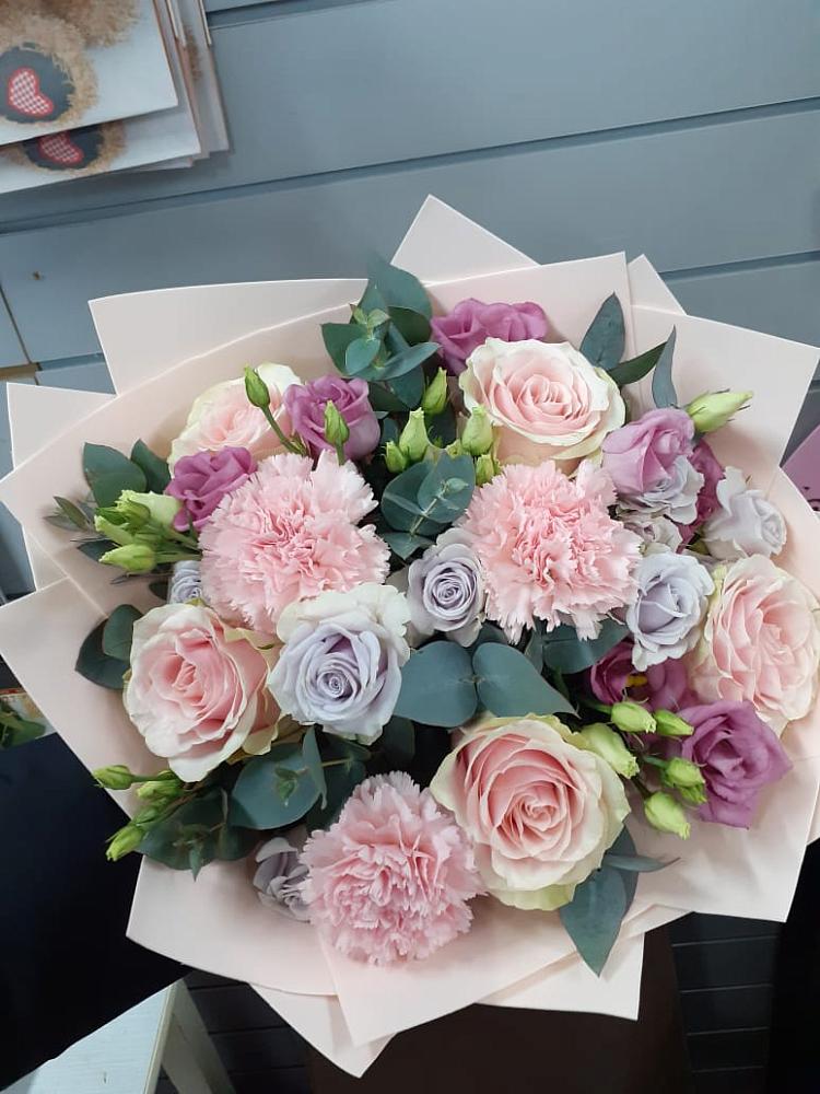 Букет цветов из: Розы, Гвоздики и Лизиантусы в Солнечном Курской области