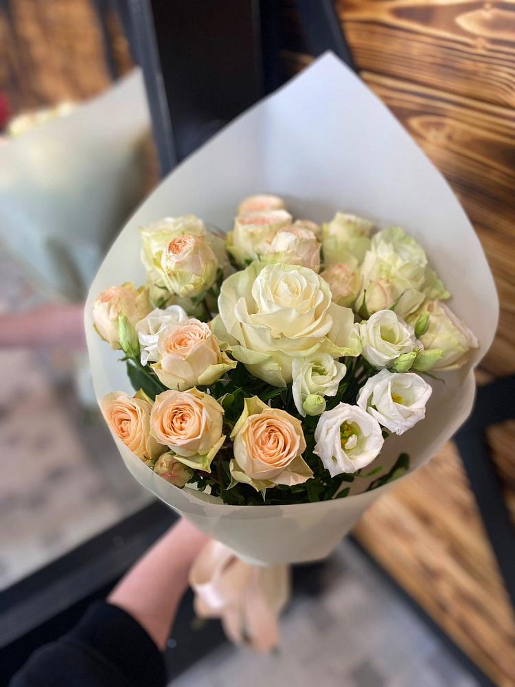 Букет цветов из: Розы и Лизиантусы в Солнечном Курской области